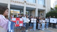 Близки и приятели на две момичета, загинали в тежка катастрофа, излязоха на протест в Благоевград