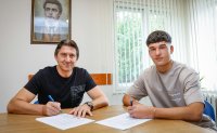Юношите на Левски Никола Бандев и Виктор Любенов подписаха професионални договори с родния си клуб