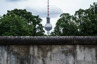 Берлинската стена - символ на Студената война и на разделението (СНИМКИ)
