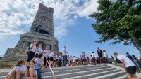 Близо 100 ученици се включиха в традиционното състезание по изкачване на стълбите към връх Шипка