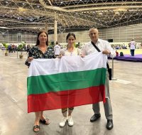 Генералният консул на Република България във Валенсия Надя Кръстева подкрепя българските гимнастички