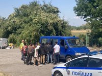 Спряха бус на входа на София, в него са открити около 30 нелегални мигранти