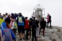 Десетки чакат на опашка да се снимат на връх Мусала