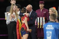 ФИФА откри дисциплинарно производство срещу шефа на футбола в Испания, който целуна капита на женския тим