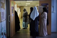 Франция забранява носенето на абая в училищата