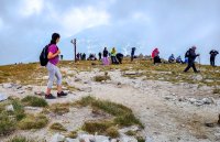 снимка 2 Десетки чакат на опашка да се снимат на връх Мусала