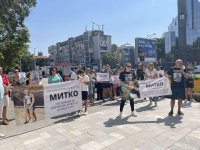 Жители на Цалапица протестират пред прокуратурата в Пловдив, искат спешни действия след убийството на Димитър Малинов