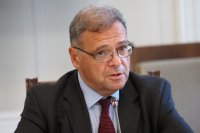 Отговорните институциите следят ситуацията в Царево, увери министър Юлиян Попов