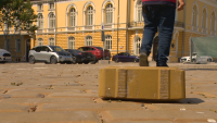 Жълтите павета вече се произвеждат и в България - вижте хората, които ги създават