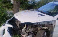 Екшън в Кюстендилско: Преследван от полицията шофьор мина през барикада, рани униформени и се заби в дърво