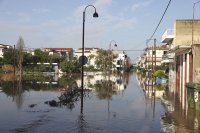 Гръцките власти затварят магистралата край наводнения град Лариса