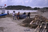 Обстановката на "Арапя" се успокоява, туристите са почистили плажовете