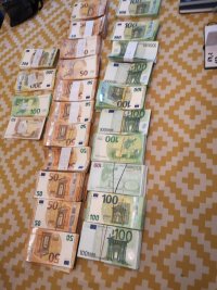 снимка 4 Полицията в Несебър иззе 180 000 евро, предвидени за търговия с вот, задържан е мъж (СНИМКИ)