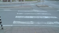 Изтрита е пешеходната пътека пред централно училище в Благоевград