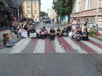 Протест под прозорците на властта на близки на загинали при катастрофи