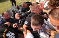 Протестът на "Възраждане" ескалира до бой с полицията (СНИМКИ/ВИДЕО)