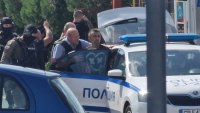 Въоръжен мъж се барикадира в Стара Загора (СНИМКИ/ВИДЕО)
