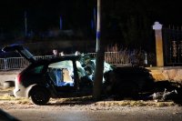 Лек автомобил с мигранти се блъсна в електрически стълб в Елхово