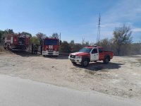 Пожар горя във вилна зона край Варна, след като мъж запалил листа и клони в двора си