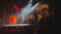 Екоактивисти прекъснаха мюзикъла "Клетниците" в Лондон, като се залепиха с лепило за сцената