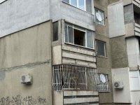 Огнеборци и полицаи спасиха мъж и жена от жилище от задимен апартамент в Шумен