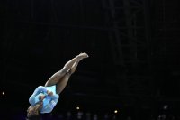 Симон Байлс с историческо изпълнение на прескок, води в многобоя на световното по спортна гимнастика