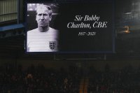 Манчестър Юнайтед ще отдаде почит към Сър Боби Чарлтън преди мача срещу ФК Копенхаген от Шампионската лига във вторник