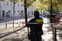 снимка 5 Нападнаха синагога в Берлин с коктейли "Молотов" (Снимки)