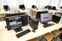 Студенти по журналистика се радват на нова компютърна зала