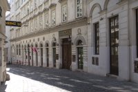 Задържаха тийнейджърка за вандалски акт срещу синагога във Виена (Видео)