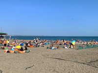 Топлото време напълни плажовете във Варна и Бургас