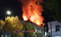 Голям пожар в центъра на Пазарджик, пламнал е покривът на жилищен блок