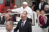 Папа Франциск повози няколко деца в папамобила на площад "Свети Петър"
