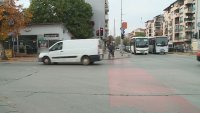 Непознат нападна с нож в гърба 16-годишно момче без причина, докато то чака да пресече в Пловдив