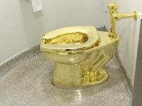 Четирима мъже са обвинени за кражбата на златна тоалетна от английски дворец