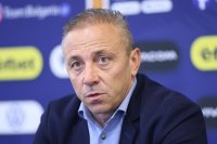 Илиан Илиев посочи група от 27 футболисти за мачовете с Унгария и Сърбия