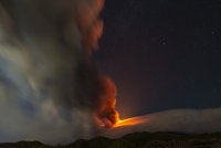 Етна изригна, изхвърляйки лава и пепел над Сицилия (Снимки)
