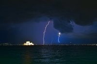 Силни дъждове, морски бури и градушки в Гърция