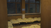 Течове, легла на пружини и мухъл във временна детска градина в Перник
