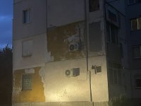 снимка 1 Вятърът събори част от изолация на блок в Пловдив