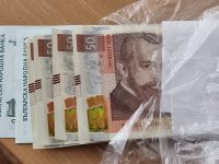 Издирва се собственикът на крупна сума пари, открита в кофа за боклук във Велико Търново