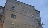 Вятърът събори част от изолация на блок в Пловдив