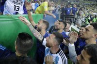 Сблъсъци на "Маракана" спряха временно мача Бразилия - Аржентина