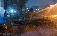 Ураганният вятър във Варна взе жертва, общината призова гражданите по възможност да не излизат