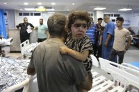 Стотици палестинци напуснаха болницата "Ал Шифа"
