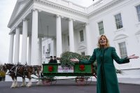 Джил Байдън посрещна елхата за Белия дом (Снимки)