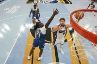 Сакраменто с трета поредна победа в новия турнир на НБА, Александър Везенков не влезе в игра