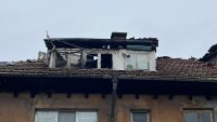 Четирима мъже запалиха покрива на работническо общежитие в Бургас (СНИМКИ)