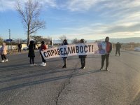 Протест на родители и близки на загинали деца и младежи край Пазарджик
