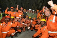 снимка 5 Спасиха 41 работници, затрупани в тунел в Индия (Снимки)